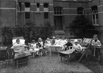 828395 Groepsportret van enkele jeugdige patiëntjes in de tuin van het St. Antonius Ziekenhuis (Prins Hendriklaan 40) ...